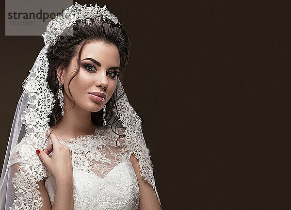Schöne brünette Mädchen in das Bild der arabischen Braut in einem Hochzeitskleid und eine Krone auf dem Kopf. Schönheit Gesicht. Bild im Studio aufgenommen