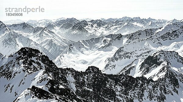 Gipfel und Berge im Winter  Sellraintal  Stubaier Alpen  Kühtai  Tirol  Österreich  Europa