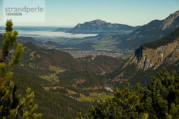 Stillachtal  dahinter Oberstdorf und der Grünten  1738m  Oberallgäu  Bayern  Deutschland  Europa