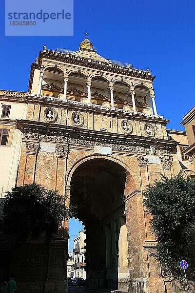 Stadt Palermo  Porta Nuova  Neue Tor  Stadttor am Nordende des Normannenpalastes  Unesco  Sizilien  Italien  Europa