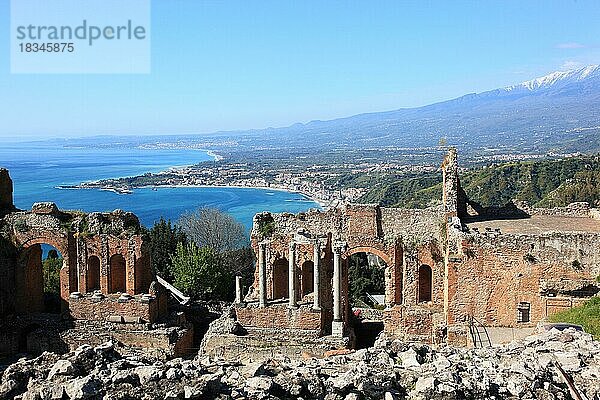 Taormina  Blick vom antiken Theater auf die Kuestenlandschaft bei Giardina Naxos  Sizilien  Italien  Europa