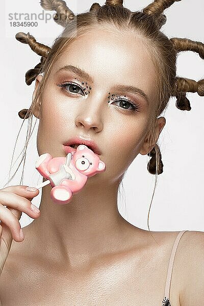 Porträt der schönen niedlichen Mädchen mit Spaß Frisur und kreative Kunst Make-up. Schönheit Gesicht. Foto im Studio aufgenommen