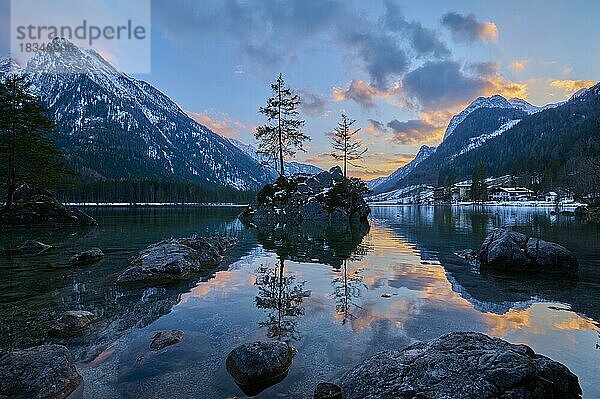 See bei Sonnenuntergang  Hintersee  Ramsau  Nationalpark Berchtesgaden  Oberbayern  Bayern  Deutschland  Europa