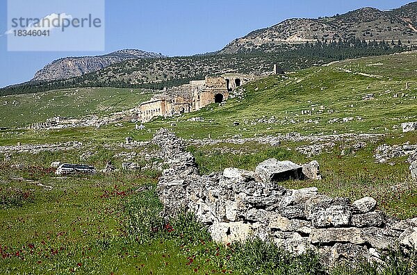 Überreste  Ruinen in Hierapolis  im Hintergrund Ruinen des antiken Theaters Hieropolis  bei Pamukkale  Denizli  Westtürkei  Türkei  Asien