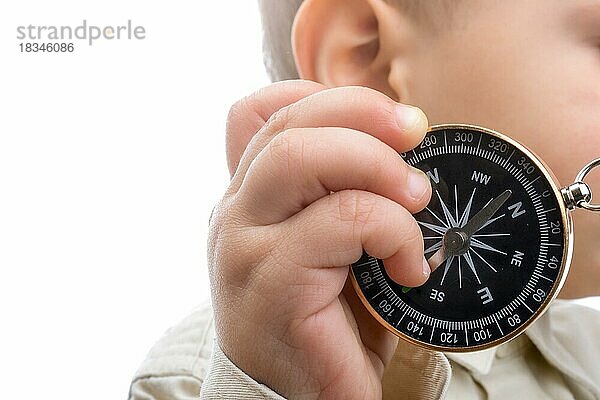 Isolierte Kompass in der Hand des Babys auf einem weißen Hintergrund