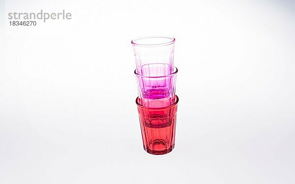Buntes Trinkglas auf weißem Hintergrund