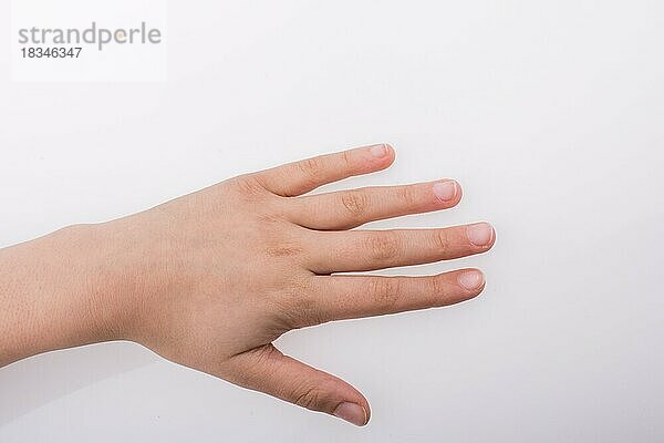 Menschliche Hand  die auf einen weißen Hintergrund zeigt