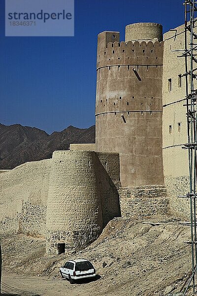 Bahla  Festung Hisn Tamah  Inmitten der Stadtmauer liegt die im 17. Jahrhundert vermutlich vom Stamm der Nabhani auf einem Steinfundament mit ungebackenen Lehmziegeln und Stroh erbaute Festung Hisn Tamah. Die gewaltige Festung besitzt insgesamt 15 Tore und 132 Wehrtürme  Unseco Weltkulturerbe  in Restaurierung von 2008-2018  Oman  Asien