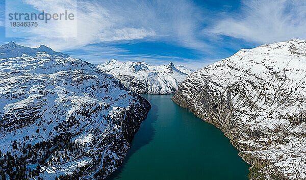 Luftaufnahme über dem Zervreila Stausee mit dem Zervreilahorn im Hntergrund  Valsertal  Kanton Graubünden  Schweiz  Europa