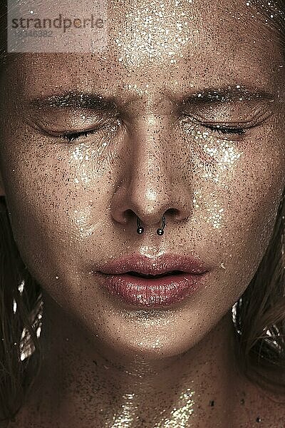 Porträt eines Mädchens mit Emotionen im Gesicht. Foto im Studio aufgenommen