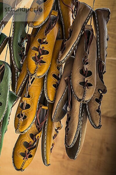 Ein Satz traditioneller handgefertigter Lederschuhe auf einem Basar