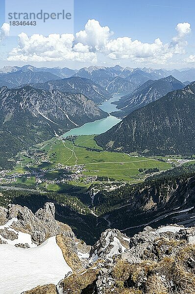 Ausblick vom Thaneller auf den Plansee und östliche Lechtaler Alpen  Tirol  Österreich  Europa