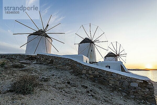 Die Windmühlen (Kato Milli) bei Sonnenuntergang  Horta  Mykonos  Griechenland  Europa