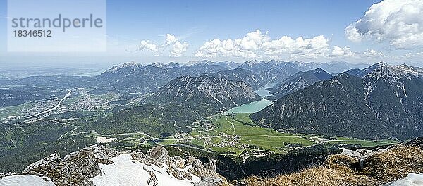 Ausblick vom Thaneller auf den Plansee und östliche Lechtaler Alpen  Tirol  Österreich  Europa