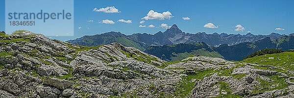 Koblat-Höhenweg am Nebelhorn  dahinter der Hochvogel  2592m  Allgäuer Alpen  Allgäu  Bayern  Deutschland  Europa