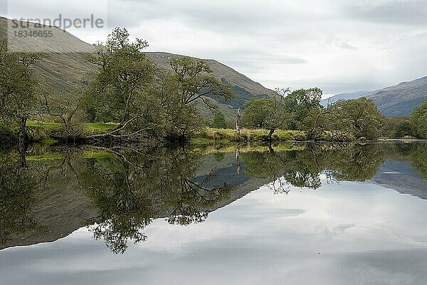 Spiegelung am Fluss Orchy  Glen Coe Tal  Highlands  Hochland  Schottland  Großbritannien  Europa