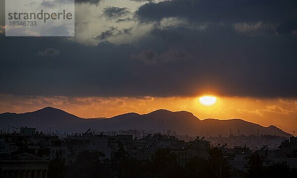 Sonnenuntergang über Athen  dramatischer Wolkenhimmel  Athen  Attika  Griechenland  Europa