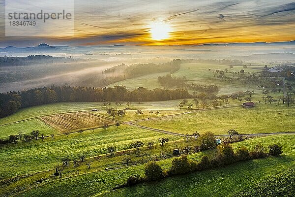 Drohnenansicht des Sonnenaufgangs über Wald und ländlicher Landschaft im Herbst  Region Schwäbischer Wald  Baden-Württemberg  Deutschland  Europa