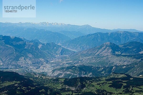 Bewaldete Berge in einer malerischen Landschaft vom Artvin-Hochland aus gesehen