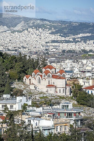 Kirche der Heiligen Marina  Philopappos Hügel  hinten Häusermeer der Stadt  Athen  Attika  Griechenland  Europa