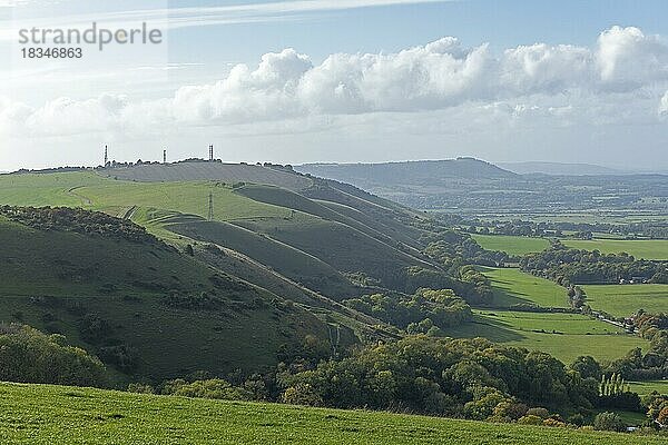 Aussicht von den South Downs ins Tal bei Fulking  South Downs Way bei Devils Dyke  West Sussex  England  Großbritannien  Europa