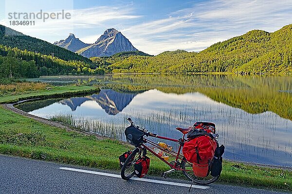 Bepacktes Reiserad vor Bergsee und steilen Bergen  keine Autos  Fahrradreise  FV !7  Kystriksveien  Nordland  Norwegen  Europa