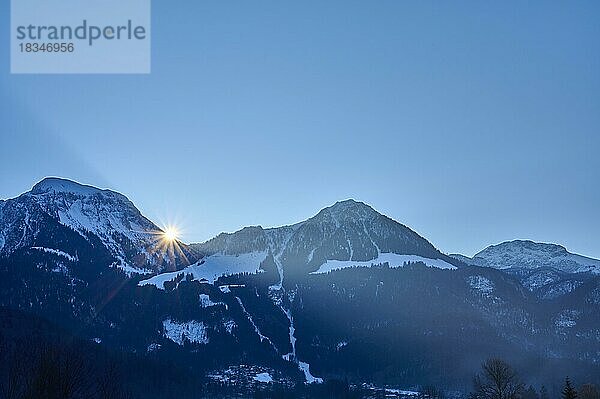 Bergkette Hoher Göll und Jenner mit Sonne im Winter  Schönau am Königsee  Nationalpark Berchtesgaden  Oberbayern  Bayern  Deutschland  Europa