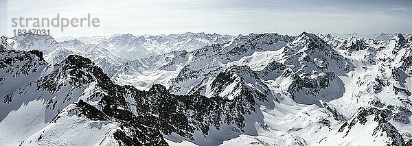 Ausblick auf schneebedecktes Bergpanorama  Ausblick vom Sulzkogel  hinten Gipfel Gamskogel und Hochreichkopf  Kühtai  Stubaier Alpen  Tirol  Österreich  Europa
