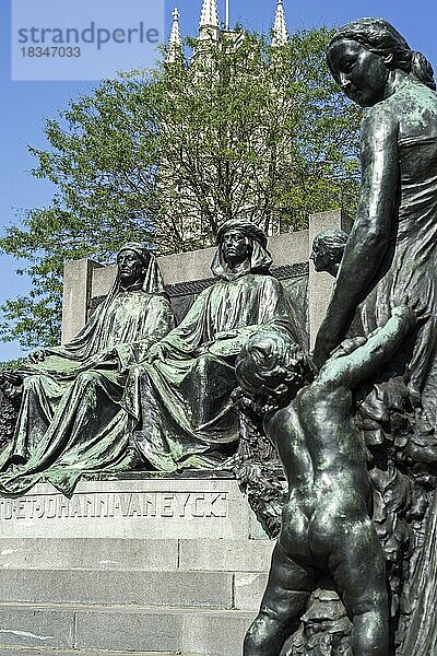 Denkmal zu Ehren der Brüder Van Eyck  Jan und Hubert  Maler des Genter Altars  Anbetung des mystischen Lammes  Gent  Flandern  Belgien  Europa