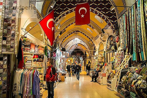 Blick auf die Geschäfte des Großen Basars in Istanbul