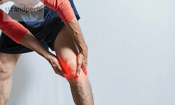 Person mit Beinmuskelschmerzen isoliert. Wunde Mann mit Bein Muskelschmerzen. Menschen mit Beinmuskelentzündung isoliert. Muskelriss Konzept  Medizinisches Problem der Mann mit Bein Muskelschmerzen