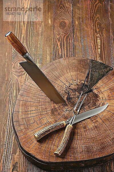 Draufsicht auf Hackbeil  Gabel und Messer auf einem Holzstumpf