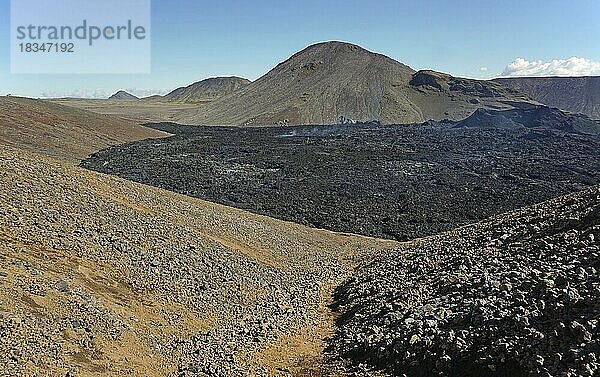 Fagradalsfjall Eruption 2022  Wanderweg hinab zum rauchenden Lavafeld  Fagradalsfjall  Reykjanes  Grindavik  Island  Europa