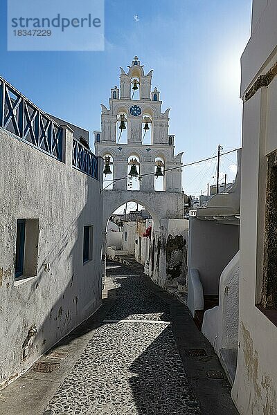 Glockenturm  traditionelles Dorf Megalochori  Santorin  Griechenland  Europa