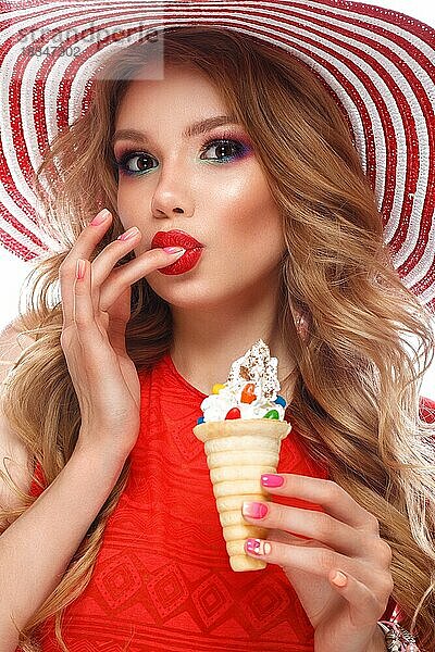Helles fröhliches Mädchen mit Sommerhut  buntem Make-up  Locken  rosa Maniküre und Eis in den Händen. Schönes Gesicht. Foto im Studio aufgenommen
