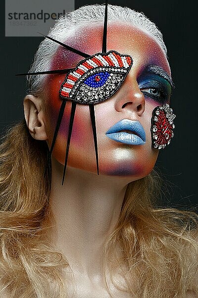 Schönes Mädchen mit kreativem Make-up im Pop-Art-Stil. Schönes Gesicht. Foto im Studio aufgenommen