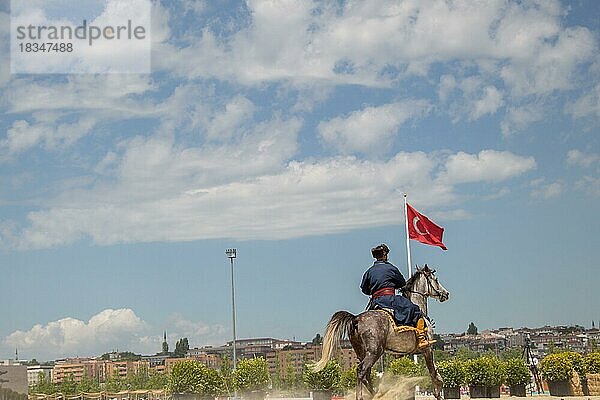 Osmanischer Reiter in seiner ethnischen Kleidung auf seinem Pferd