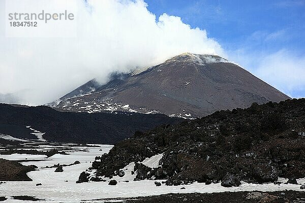 Vulkanlandschaft und der rauchende Gipfel des Ätna  Etna  Sizilien  Italien  Europa