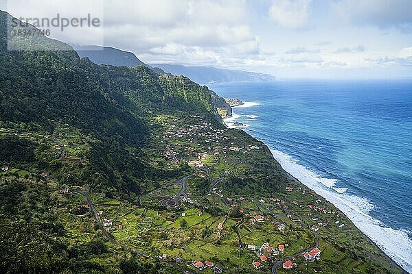 Ort Arco de São Jorge  Meer  Küstenlandschaft  Miradouro da Beira da Quinta  Madeira  Portugal  Europa