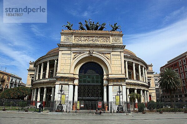 In der Altstadt von Palermo  das Teatro Politeama Garibaldi ist ein Theatergebaeude im Stil des Neoklassizismus  Sizilien  Italien  Europa