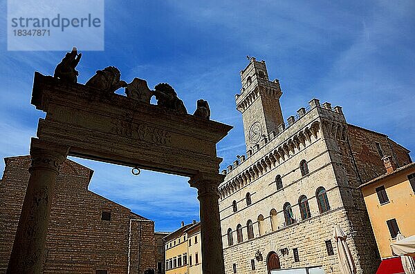 In der Altstadt von Montepulcianot  Teil eines Brunnens  Dom und Rathaus am Piazza Grande  Toskana  Italien  Europa