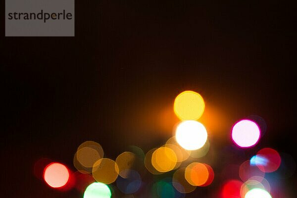 Hintergrund mit natürlichem Bokeh und mehrfarbigen Lichtern