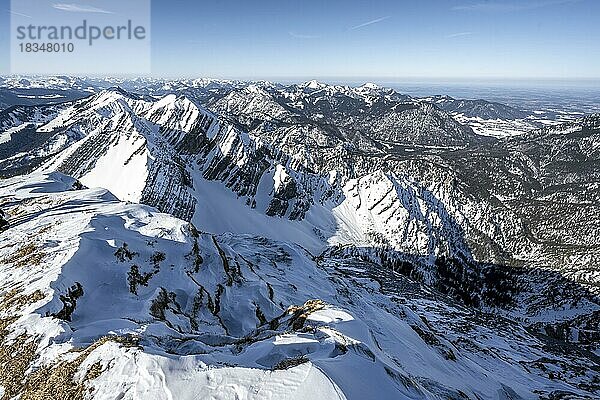 Ausblick vom Gipfel des Sonntagshorn  hinten verschneite Gipfel des Hirscheck und Vorderlahnerkopf  Bergpanorama  Chiemgauer Alpen  Bayern  Deutschland  Europa