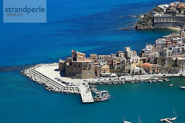 Castellammare del Golfo  Gemeinde in der Provinz Trapani  Blick auf das Kastell und den Hafen  Sizilien  Italien  Europa