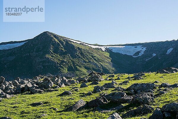 Schöne Landschaft mit Gletscher in den Hügeln des Hochlandes in Artvin