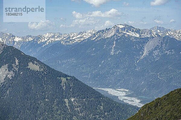 Ausblick vom Thaneller auf den Wildfluss Lech im Lechtal  Tirol  Österreich  Europa