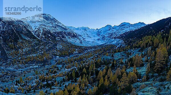 Luftaufnahme des Val Morteratsch mit dem Morteratschgletscher und seiner Bergwelt im Herbst  Kanton Graubünden  Schweiz  Europa
