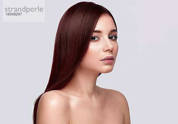 Porträt einer schönen braunhaarigen Frau mit perfekt glattem Haar und klassischem Make-up