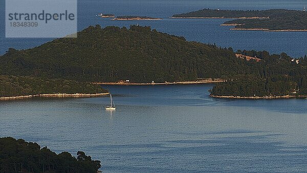 Hafenort Nidri  Vorgelagerte Inseln  Teleaufnahme  Segelboot  Insel Lefkada  Lefkas  Ionische Inseln  Griechenland  Europa