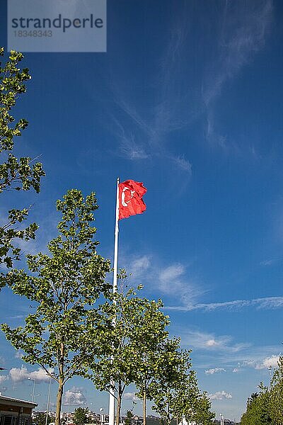 Türkische Nationalflagge hängt im Freien